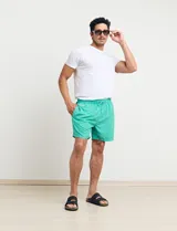 Short de baño verde con cintura elástica ajustable con cordón.