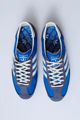 Championes Adidas SL 72 con estampado animal print, cordones naranjas y las tres tiras clásicas en blanco.