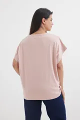 Remera rosa pálido de corte holgado con aplique de flores con strass.