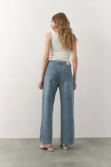 Musculosa negra de tejido de punto acanalado, con cuello alto y corte ajustado.