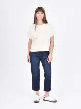 Remera blanca de corte recto con estampado de flores rojas y texto azul "PROFUMO DI FIORI".