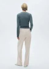 Pantalón de vestir negro de corte recto, con tiro medio, pinzas delanteras, bolsillos laterales y traseros de ribete.