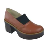 Zapato de cuero negro con plataforma y taco ancho. Presenta un elástico de neopreno en el empeine para mayor comodidad.