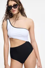 Traje de baño enterizo color verde esmeralda, de un solo hombro, con abertura en la cintura.