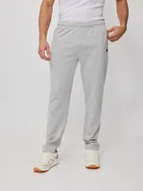 Pantalón deportivo jogger recto azul marino, confeccionado en 60% algodón y 40% poliéster.
