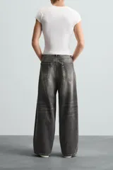 Pantalón de jean azul grisáceo con efecto lavado, corte amplio y tiro alto.