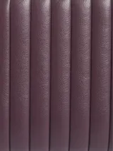 Billetera Calvin Klein de tamaño mediano color borgoña, con diseño acolchado de líneas verticales y logo metálico plateado en el frente. Cuenta con cierre de cremallera alrededor, cuatro ranuras para tarjetas, dos ranuras de seguridad, billetero y monedero.