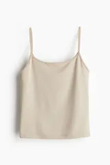 Top corto color beige de punto elástico, con breteles finos y escote redondo.
