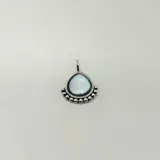 Dije de plata 925 con incrustación de nácar y detalles de pequeñas esferas de plata.