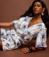 Short de viscolino con cintura elástica y estampado de palmeras.