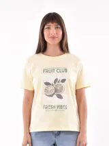 Remera blanca de algodón con estampado de limones y texto en azul.