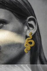 Par de aros colgantes con forma de serpiente dorada con glitter, de 6cm de alto y cierre a presión de acero inoxidable.