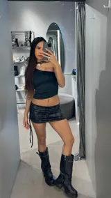 Minifalda negra con estampado tie-dye, de tiro bajo y corte ajustado.