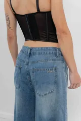 Bermuda de jean amplia, oversize, tiro medio.