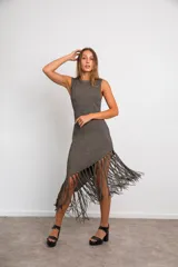 Vestido midi de lurex metalizado color dorado, sin mangas y con falda asimétrica con flecos largos.