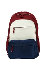 Mochila de tela con diseño tricolor, combinando secciones en color bordó, blanco crudo y azul marino. Presenta múltiples compartimentos con cierres de cremallera y tiradores de cordón.