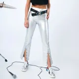 Pantalón dorado de ecocuero con corte ajustado y aberturas en el ruedo con tachas.