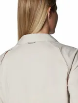 Camisa de manga larga color beige claro, con cuello clásico, cierre frontal con botones y dos bolsillos en el pecho. Confeccionada con tejido transpirable con protección solar FPS 50 y tecnología Omni-Wick™ para absorción de la humedad.