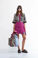Vestido camisero con estampado de cebra, cuello camisero con vivos fucsia y corte holgado.