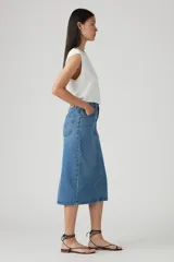 Falda midi de jean azul con corte recto y abertura trasera.