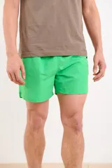 Short de baño verde liso con cintura elástica.