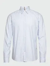 Camisa de manga larga slim fit a rayas celestes y blancas, con cuello clásico y cierre con botones.