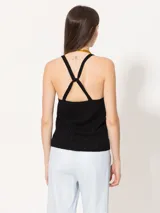 Top blanco de punto con breteles finos y escote redondo. Tejido con textura acanalada vertical.