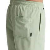 Short de baño verde claro con cintura elástica ajustable con cordón gris.