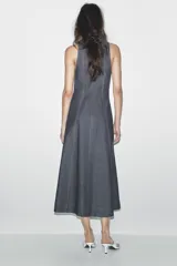 Vestido midi de denim azul oscuro, con cuello redondo y sin mangas. Presenta costuras a contraste y cierre trasero con cremallera oculta.