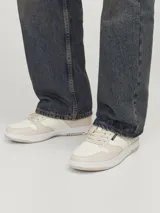 Championes urbanos Jack & Jones modelo Jam, color crema con detalles en blanco. Confeccionados en malla de poliéster y poliuretano, con suela de goma y puntera redonda.