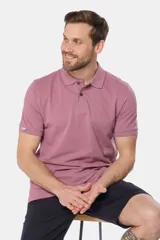 Remera polo azul de piqué liso, con cuello de rib y botones personalizados.