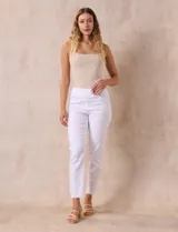 Jegging blanco de tencel con pretina ancha elastizada, bolsillos delanteros simulados, bolsillos traseros aplicados y terminación desflecada en el ruedo.