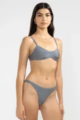 Conjunto de bikini con corpiño de corte clásico y bombacha tipo tanga, ambos con textura acanalada en color gris.