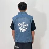 Chaleco de jean azul con cuello clásico, cierre con botones metálicos, dos bolsillos con solapa en el pecho, logo bordado en el pecho y corte recto.