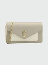 Cartera tipo sobre con cadena dorada, color gris topo con solapa blanca y logo dorado en el centro.