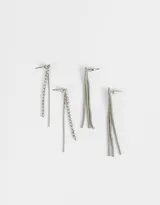 Set de dos pares de aros colgantes largos dorados. Un par con cadenas finas con strass y otro par con cadenas finas lisas.