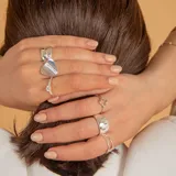 Anillo de plata 925 con diseño geométrico y detalles calados.