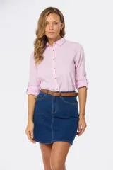 Minifalda de jean azul oscuro con spandex y cinturón marrón.