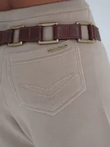 Short de punto color beige, tiro medio, con cintura elastizada y bolsillos traseros.