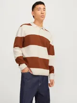 Polo de manga larga con rayas horizontales anchas en color marrón y beige, con cuello clásico y cierre de botones parcial.
