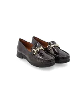 Mocasín marrón oscuro de cuero con textura de cocodrilo y detalle de hebilla dorada.