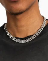 Collar plateado de eslabones con dijes de tréboles, corazones, diamantes y estrellas.