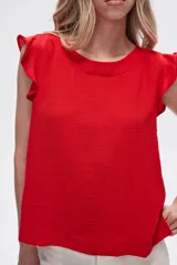 Blusa roja de poliéster con cuello a la base y volados en los hombros.
