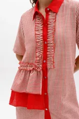 Vestido camisero a rayas con cuello y cartera en tono lima claro, volados frontales y laterales. De calce relajado y mangas cortas. Fabricado en Uruguay.