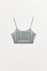 Bralette gris de algodón con tirantes finos y detalle de flor rosa en el centro del pecho.