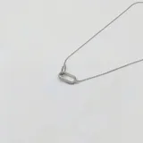 Gargantilla de plata 925 con dije rectangular con circonias y cadena de eslabones finos.
