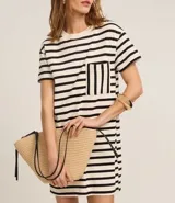 Vestido corto tipo t-shirt a rayas horizontales blancas y negras, con cuello redondo y bolsillo en el pecho.