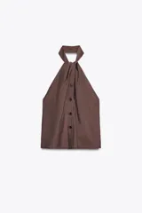 Chaleco top marrón con cuello halter, detalle de nudo y cierre frontal con botones.