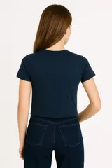 Remera azul marino de algodón con estampado celeste con palmeras, sol y texto.