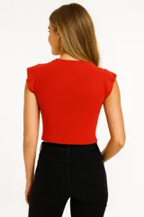 Musculosa celeste de algodón con cuello redondo y volados en los hombros.